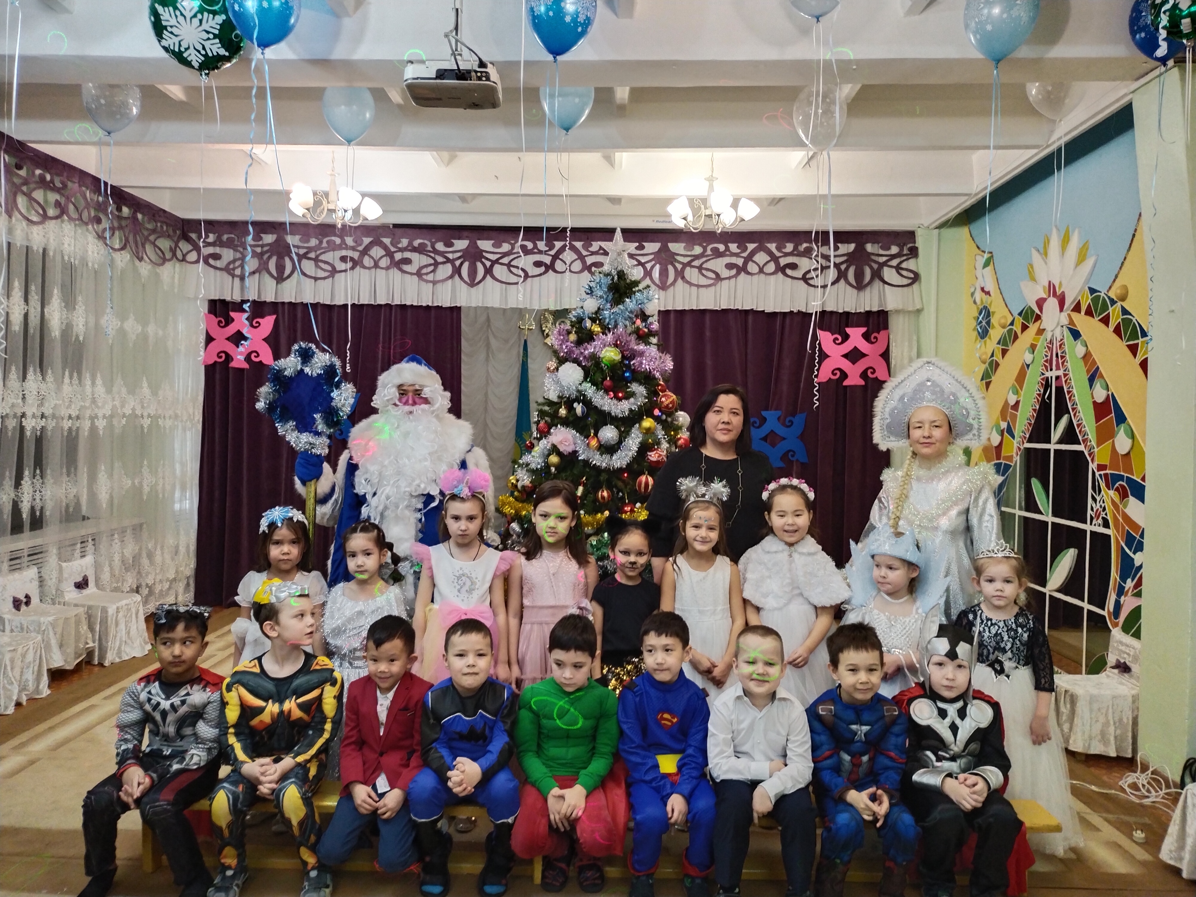 Новогодний праздник группа "Қарлығаш"