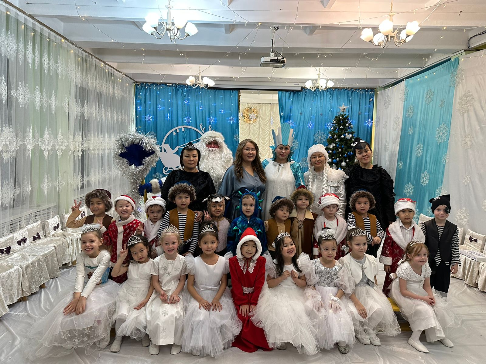 "Снежная королева" новогодний праздник в предшкольной группе "Аққу"