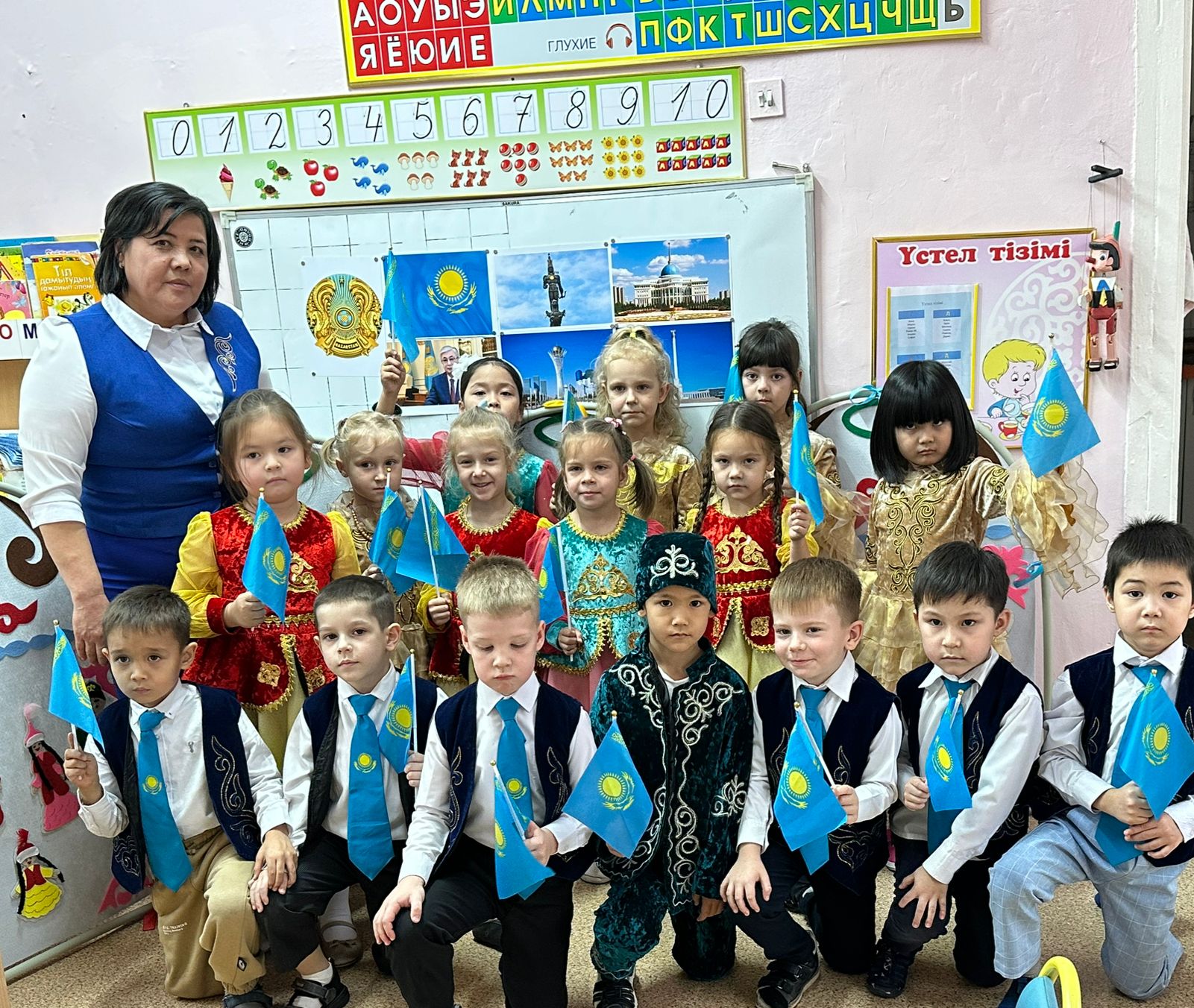 «Мәңгілік жаса, қыран елім Қазақстаным!»тақырыптық сабақ "Қарлығаш" тобы
