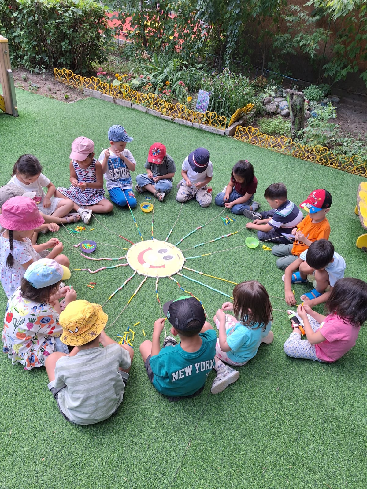 Улыбается солнце мне.